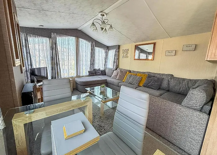 8 Berth Caravan For Hire Near Clacton-On-Sea In Essex Ref 26287E