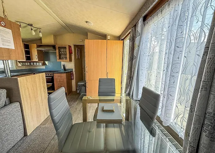 8 Berth Caravan For Hire Near Clacton-On-Sea In Essex Ref 26287E