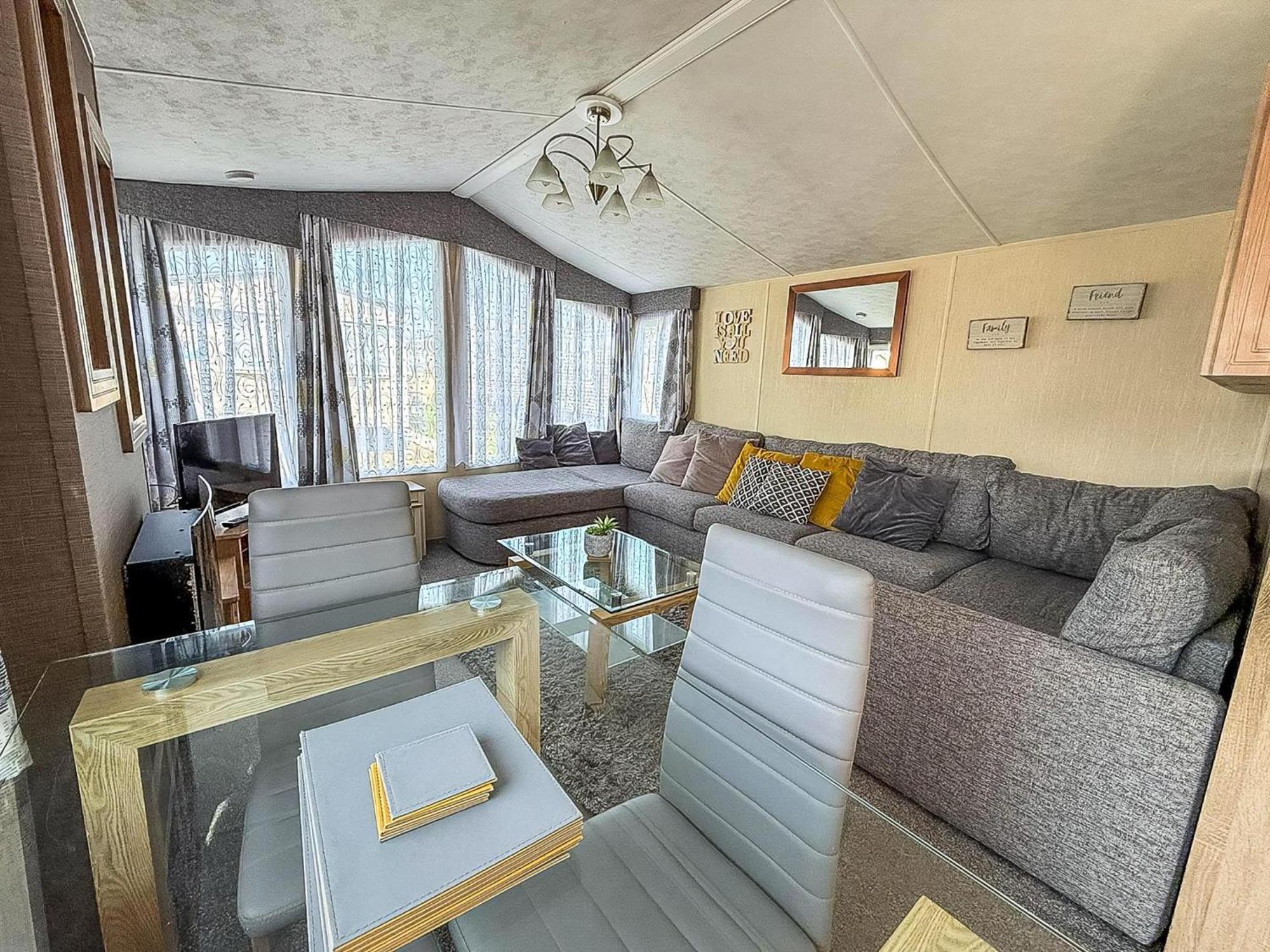 8 Berth Caravan For Hire Near In Essex Ref 26287e Кемпинг *