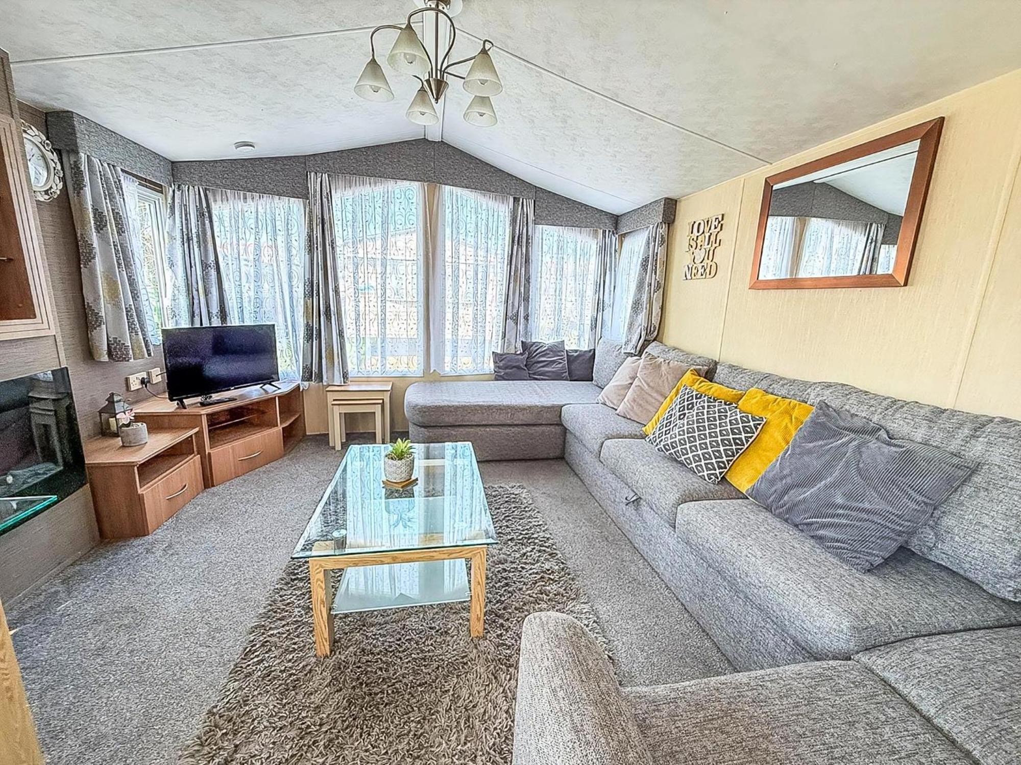 Кемпинг 8 Berth Caravan For Hire Near In Essex Ref 26287e