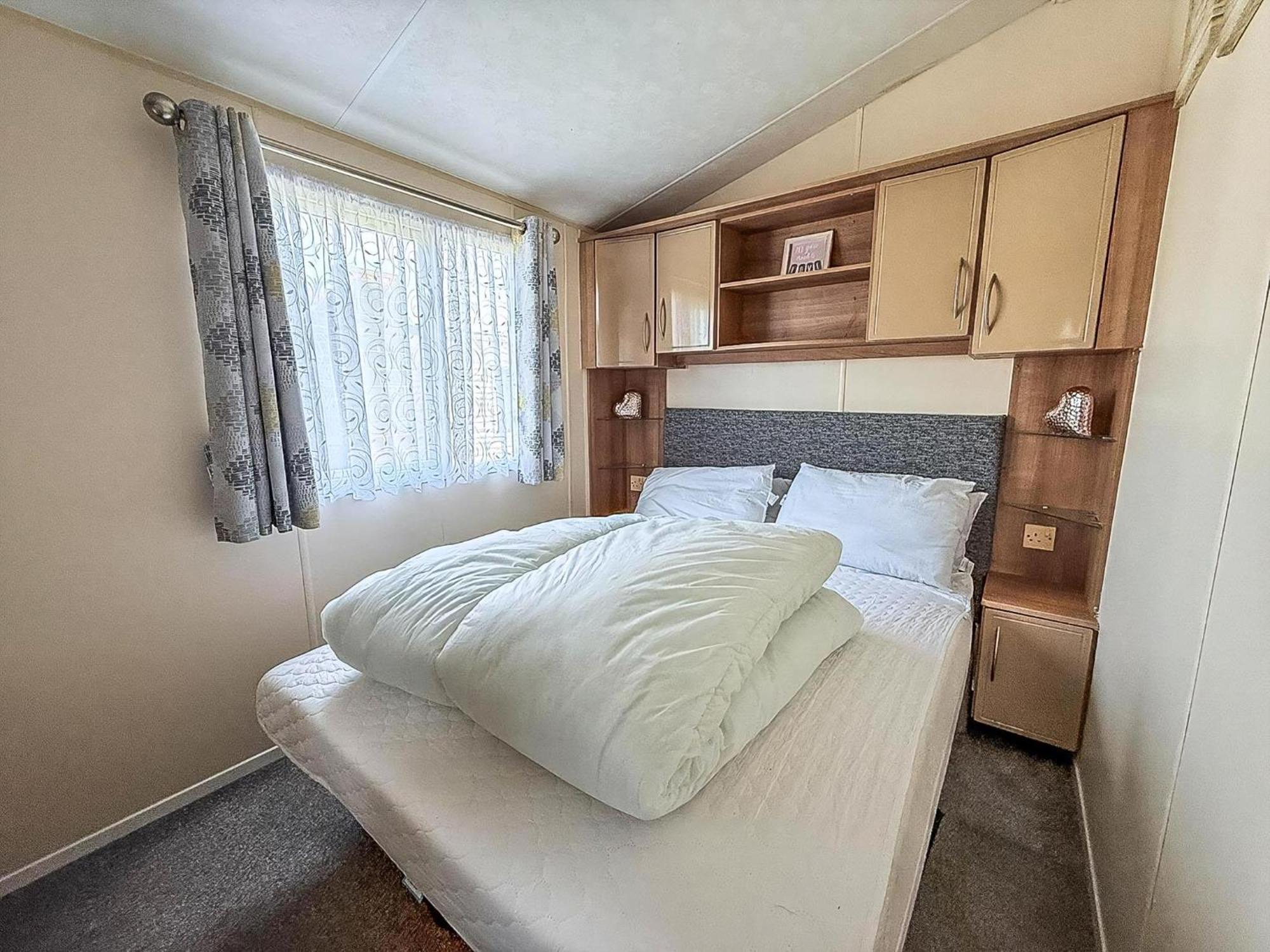 Campsite 8 Berth Caravan For Hire Near In Essex Ref 26287e