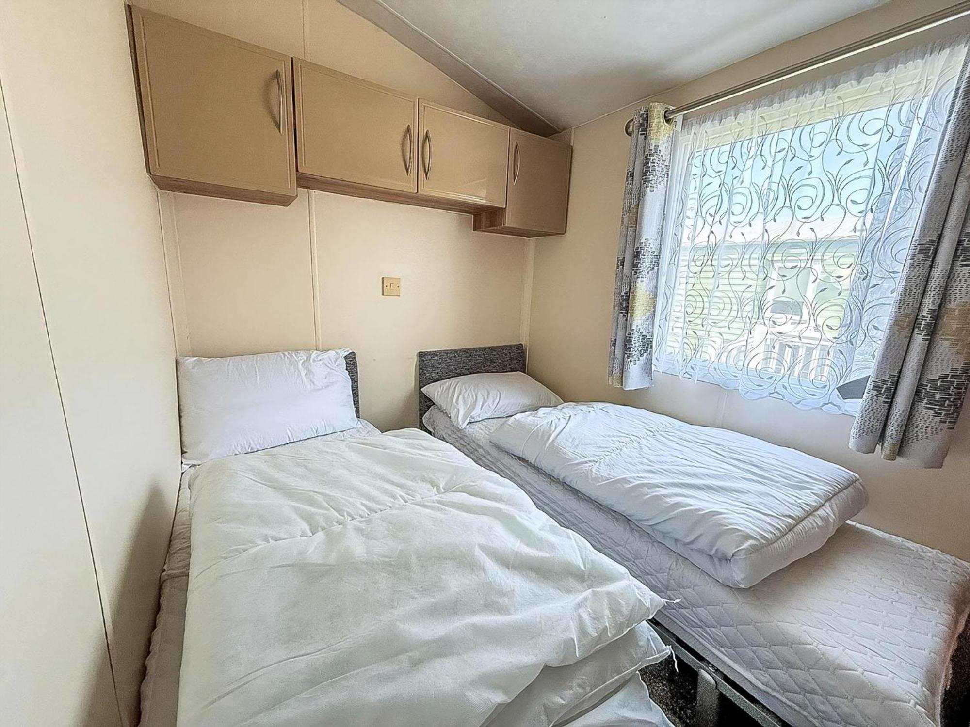 8 Berth Caravan For Hire Near In Essex Ref 26287e *