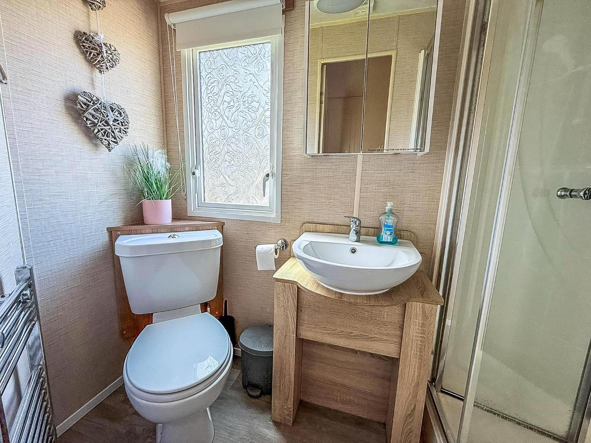 Campsite 8 Berth Caravan For Hire Near In Essex Ref 26287e