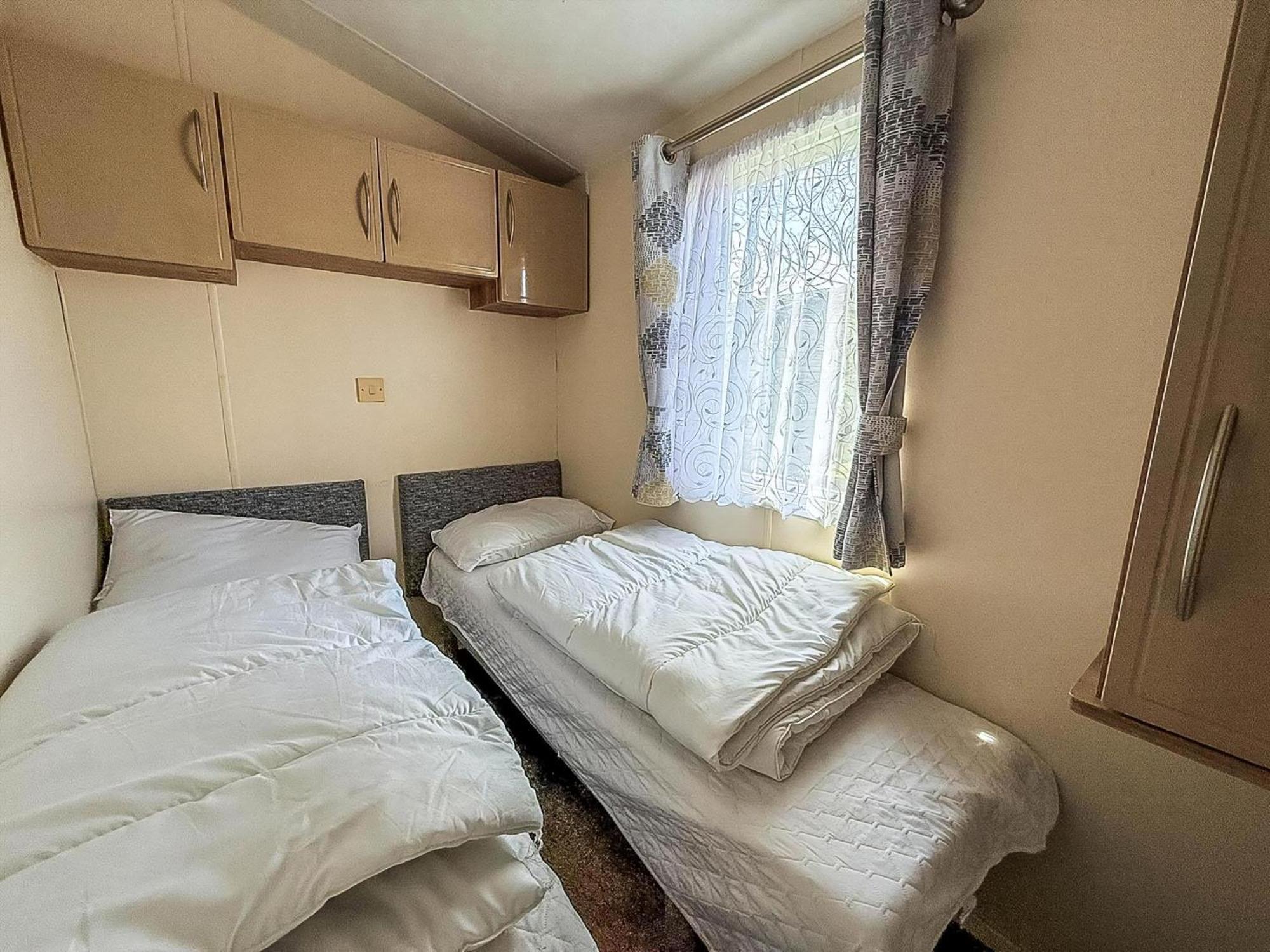 Campsite 8 Berth Caravan For Hire Near In Essex Ref 26287e *