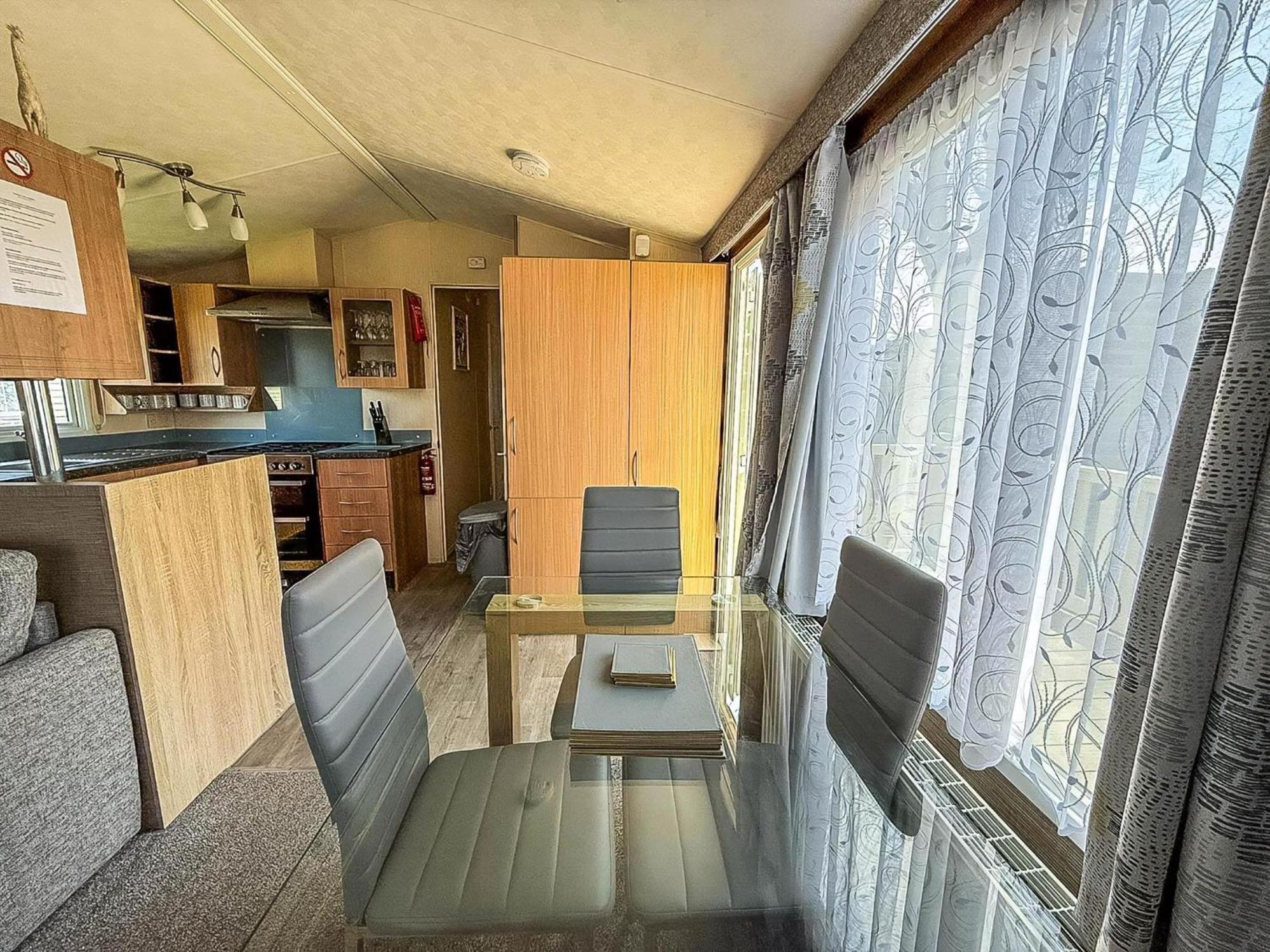8 Berth Caravan For Hire Near In Essex Ref 26287e *
