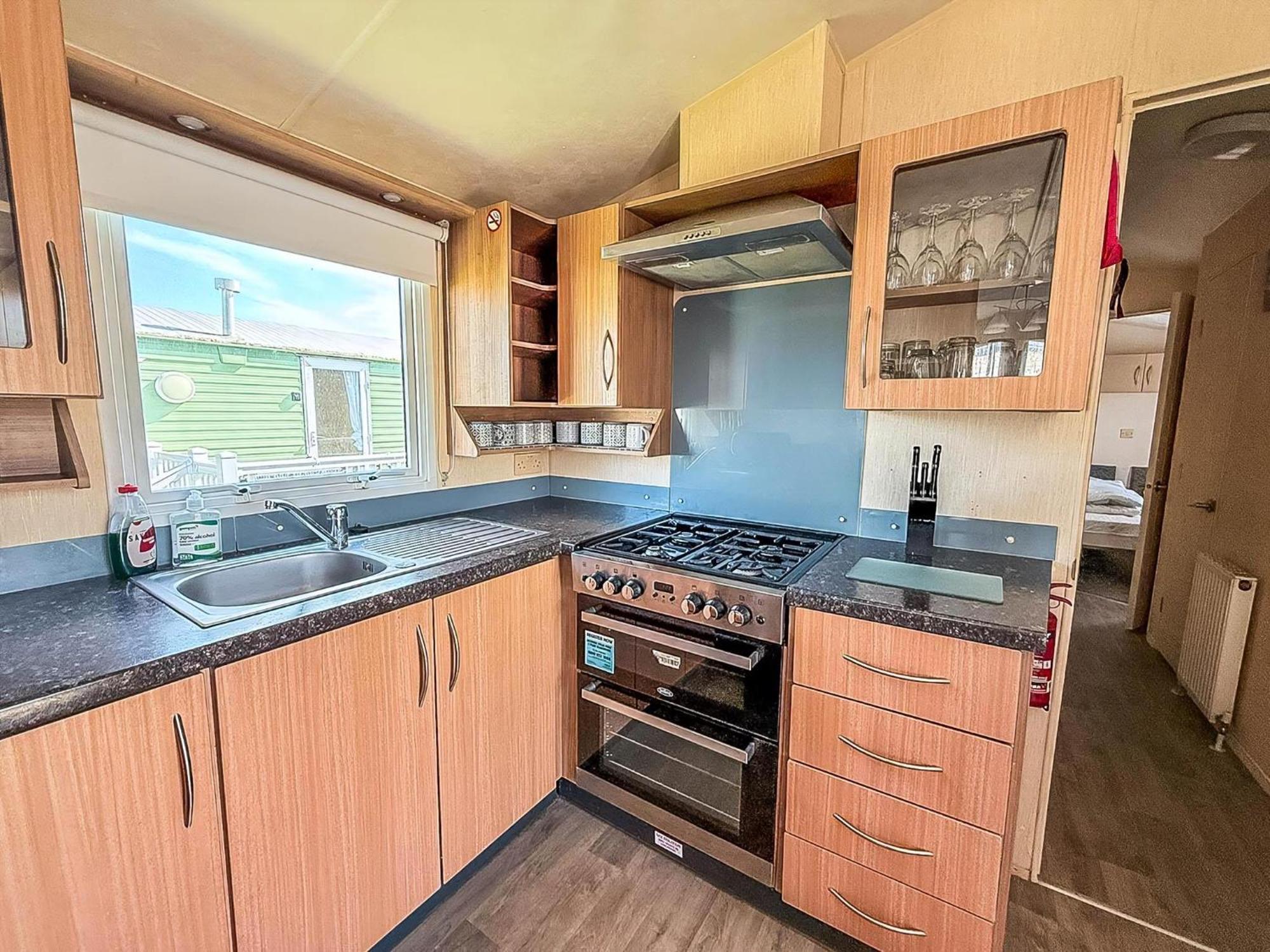 8 Berth Caravan For Hire Near In Essex Ref 26287e Campsite *